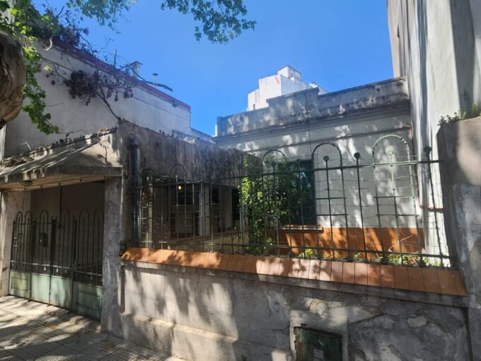 Casa a refaccionar en lote propio de 8,66×26