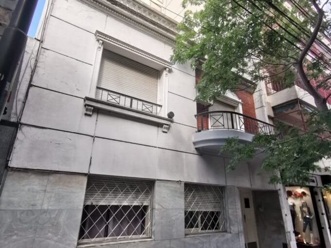 Departamento 3 ambientes primer piso al frente balcon a metros beiro