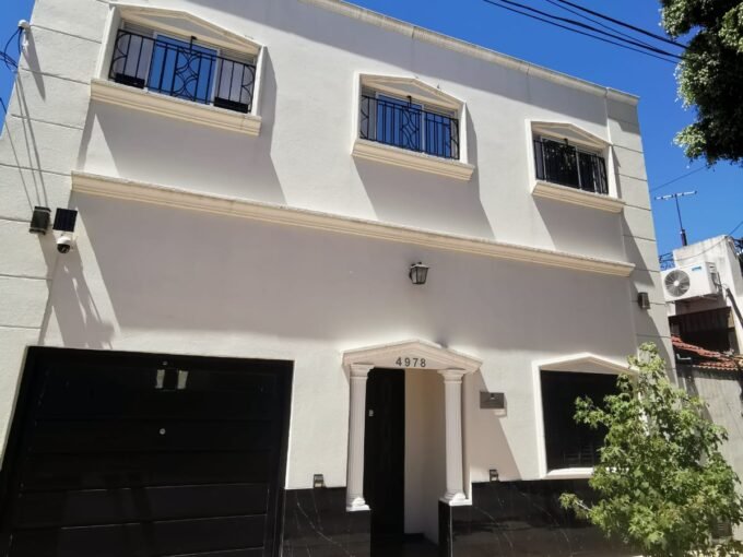 Casa 5 ambientes 3 baños fondo garaje impecable estado