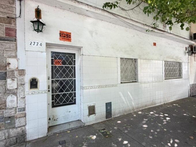 Casa Antigua de 5 Ambientes 250 m² 2 Cocinas 2 Baños Terraza y Patio