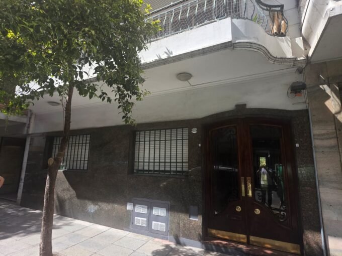 Semi Piso Antiguo de Estilo Al Frente 137 m² 4 Amb con Dependencia 2 Baños